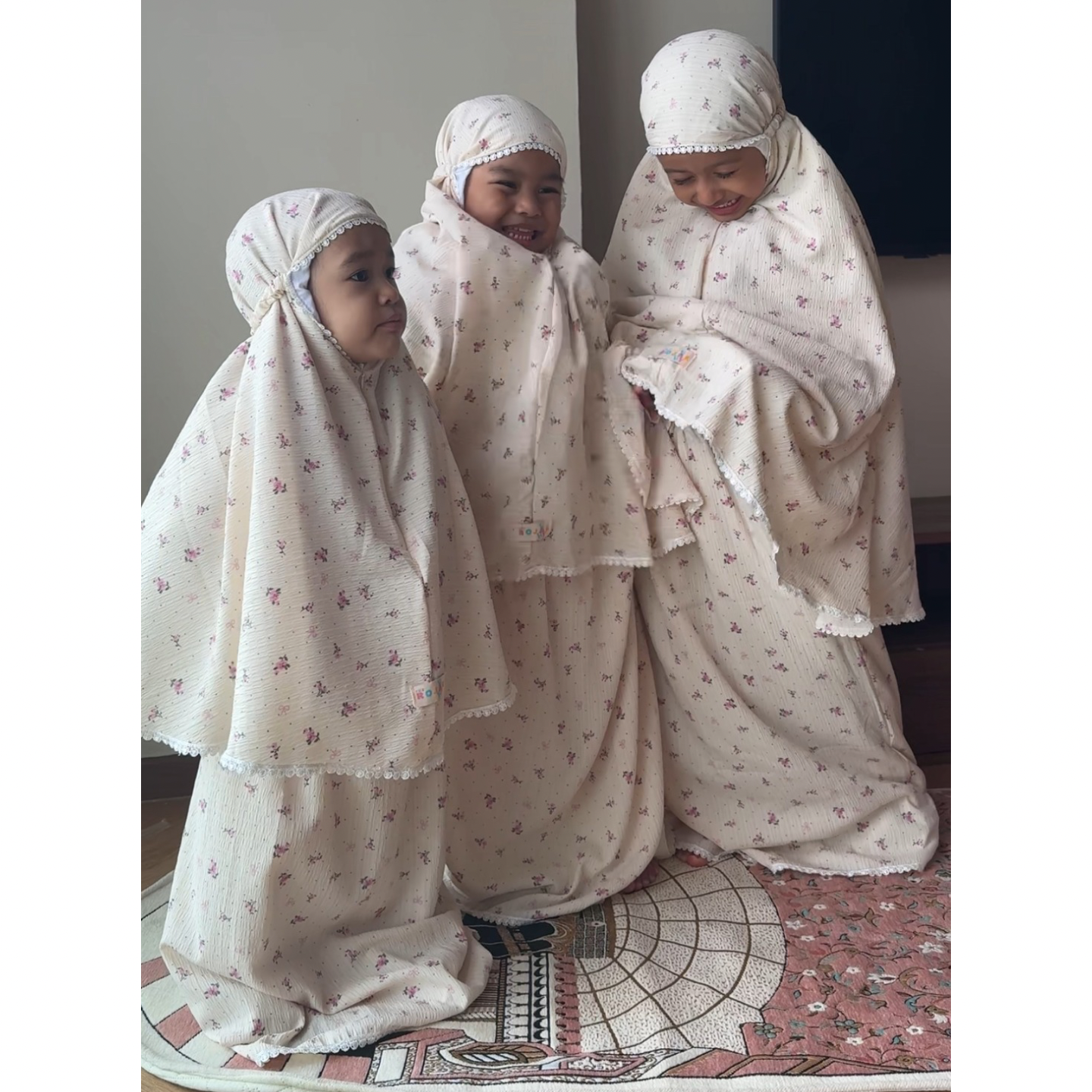 *backorder* TRB Crinkle Telekung Mum Set - Cream Floral